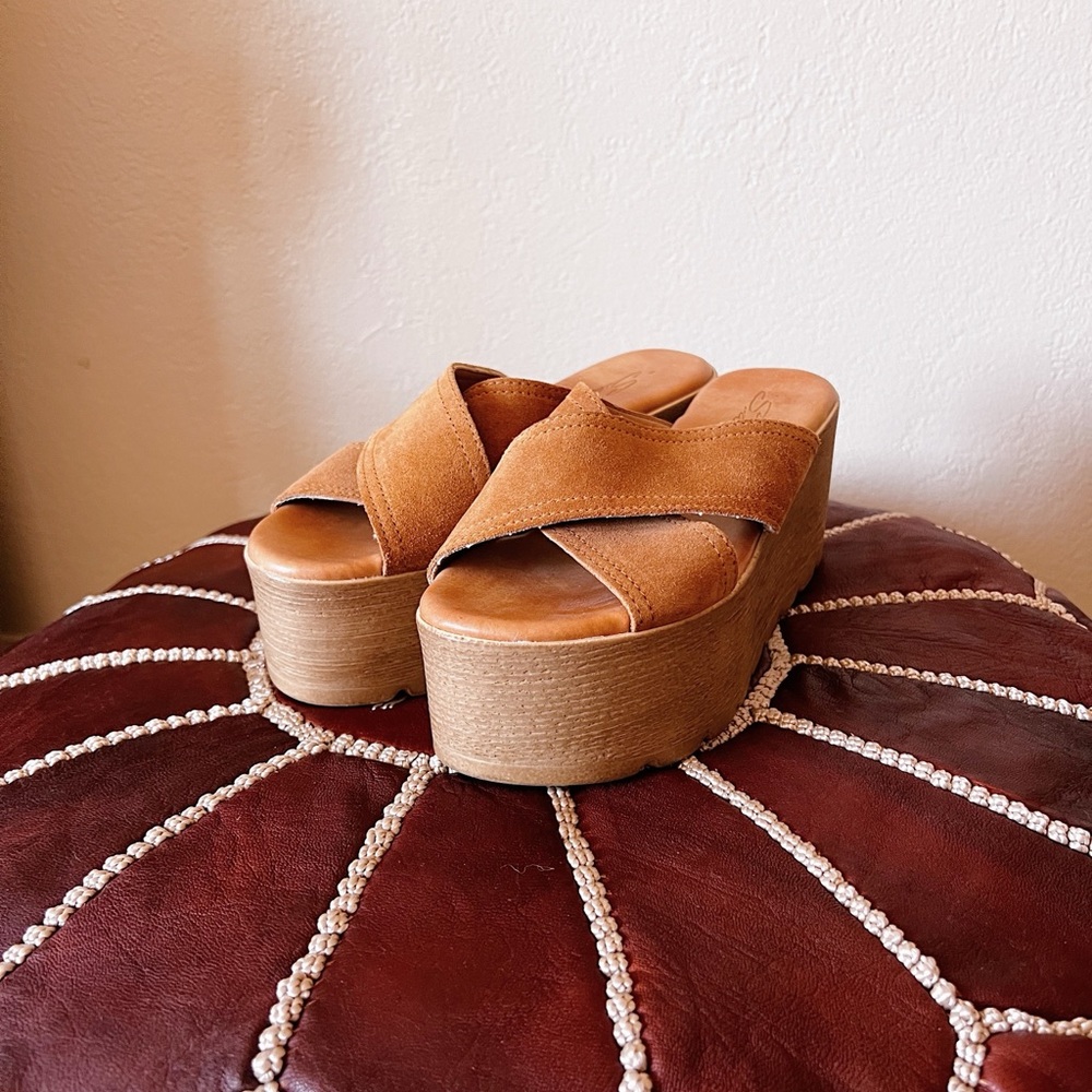 Platform Crisscross Suede Sandals in Tan